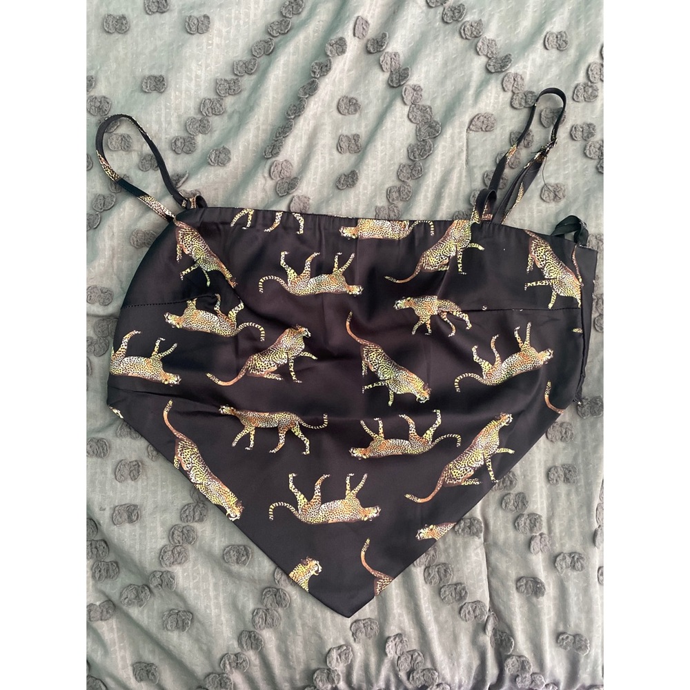 Bandana style top. Silk like material